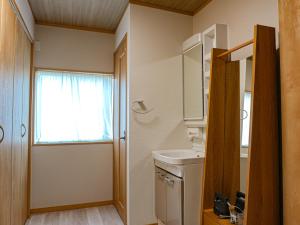 Koupelna v ubytování 楓の宿 高山市中心 新改装三卧室独栋住宅 周边多个大型超市 至星巴克步行六分钟 两个免费停车位