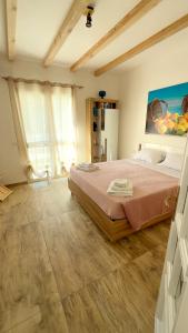 Un dormitorio con una cama grande en una habitación. en My Life, en Palermo