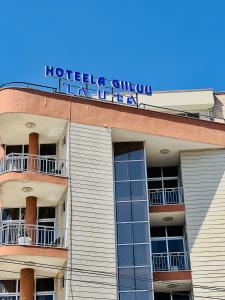 ein Krankenhausgebäude mit einem Schild darauf in der Unterkunft Gillu Hotel in Nazrēt