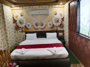 Postel nebo postele na pokoji v ubytování Hotel Royal Mansion Somnath