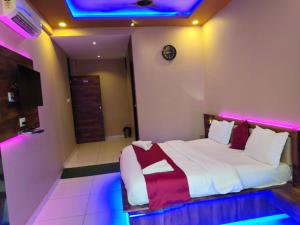 Postel nebo postele na pokoji v ubytování Hotel Royal Mansion Somnath