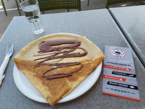 ein Sandwich auf einem Teller mit Schokoladensauce darauf in der Unterkunft Studio proche mer in Les Lecques + 15 Fotos