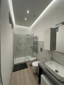 une salle de bains avec douche, toilettes et lavabo dans l'établissement Per Aspera Ad Astra, à Salerne 52 autres photos