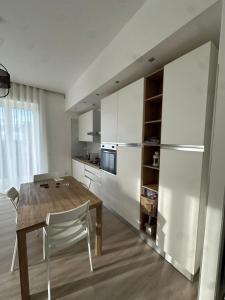 une cuisine avec une table en bois et un réfrigérateur dans l'établissement Per Aspera Ad Astra, à Salerne