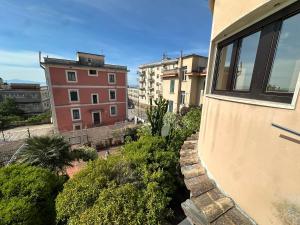 un balcon d'un immeuble avec des buissons et des bâtiments dans l'établissement Per Aspera Ad Astra, à Salerne