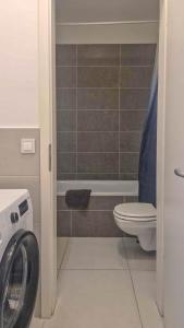 Kúpeľňa v ubytovaní Dob36 Apartment with FREE Private PARKING and BALCONY + 24 fotografií