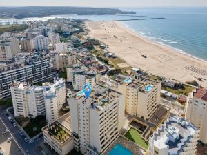 eine Luftblick auf die Stadt und den Strand in der Unterkunft Holiday Praia da Rocha in Strand Praia da Rocha