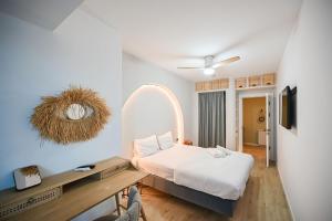 una camera da letto con un letto, una scrivania e uno specchio di Sun & Fun Apartment Infinity Pool Spa Resort a Mamaia Altre 48 foto