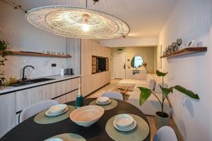 una cucina e una sala da pranzo con tavolo e sedie di Sun & Fun Apartment Infinity Pool Spa Resort a Mamaia