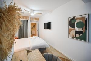 una camera con un letto e un dipinto sul muro di Sun & Fun Apartment Infinity Pool Spa Resort a Mamaia