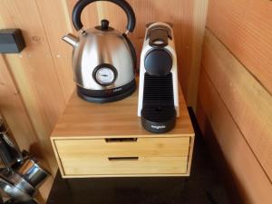 Facilități de preparat ceai și cafea la Tente familiale au bord de l'eau 8