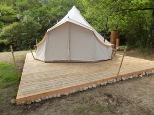 Gallery image of Tente familiale au bord de l'eau 8 in Le Vigeant +7 photos