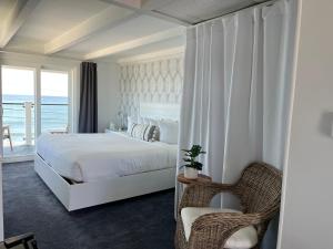 Postel nebo postele na pokoji v ubytování Grand View Hotel