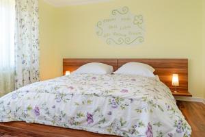 a bedroom with a bed with a floral comforter at Kajüte Nr 2 in Neue Tiefe Fehmarn