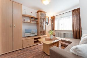 a living room with a couch and a tv at Kajüte Nr 2 in Neue Tiefe Fehmarn