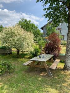 Aed väljaspool majutusasutust Chez Eli