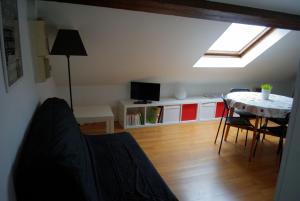 a room with a bed and a table in a room at Freedomus Marne-La-Vallée "Crécy" in Crécy-la-Chapelle