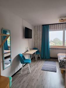 ein Raum mit einem Tisch und Stühlen und einem Fenster in der Unterkunft Pension Am Rhön3 in Hausen