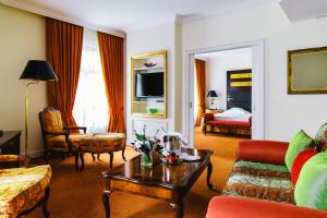 TV a/nebo společenská místnost v ubytování Relais & Châteaux Bülow Palais