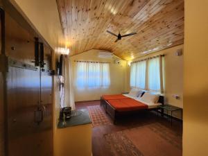 Uma cama ou camas num quarto em Tamarind Tree Masinagudi