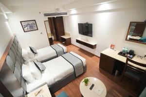 TV a/nebo společenská místnost v ubytování Ramee Guestline Tirupati