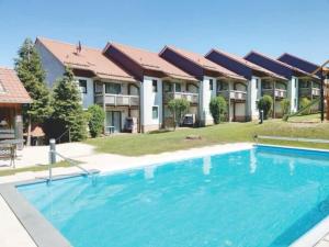 Bazén v ubytování Elementa Lodges Green Suites nebo v jeho okolí