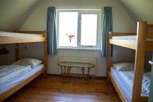 a room with two bunk beds and a window at Marise in Buren