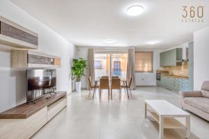 Rooftop Pool Sensations Apartments all with WIFI and AC by 360 Estates的厨房或小厨房