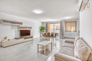 Rooftop Pool Sensations Apartments all with WIFI and AC by 360 Estates的休息区