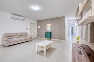Rooftop Pool Sensations Apartments all with WIFI and AC by 360 Estates的休息区