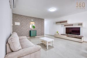 Rooftop Pool Sensations Apartments all with WIFI and AC by 360 Estates的休息区