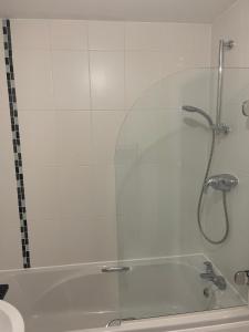 ducha con puerta de cristal junto a la bañera en Double Room with Private Bathroom, en Royal Tunbridge Wells