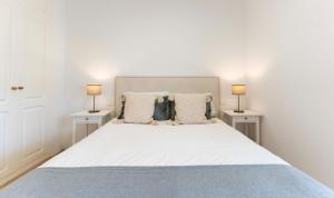 Ένα ή περισσότερα κρεβάτια σε δωμάτιο στο Luma Ocean View Balcony +21 φωτογραφίες