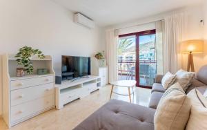 Μια τηλεόραση ή/και κέντρο ψυχαγωγίας στο Luma Ocean View Balcony