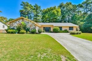una casa con una casa in pietra con vialetto di Spacious Home with 3 King Beds, Arcades and 86 inch TV a Snellville