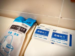 algumas caixas em cima de uma geladeira em 定安厝 Ding'an Village 位于百年历史建筑群 近西湖 河坊街 南宋御街 em Hangzhou