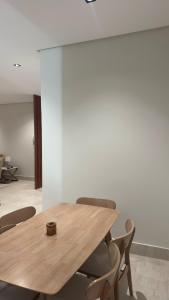 ein Holztisch und Stühle in einem Zimmer in der Unterkunft Luxury Apartment for Rent Summer in Quai + 8 Fotos