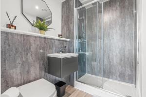 Ένα μπάνιο στο The Vintara Suite - Central - 2Bed - Cozy Stay