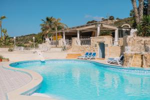 Xemxija Bay Hotel内部或周边的泳池