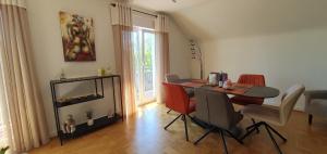 a living room with a dining room table and chairs at Gîte Les Bleuets in Eguisheim