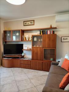 una sala de estar con un gran centro de entretenimiento en RORY HOUSE - Como, en Como
