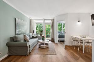 ヴンストルフにあるBella Nova - Steinhudeのソファとテーブルのあるリビングルーム