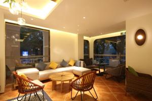 Area soggiorno di Guilin O-LIVE Social Hotel -Riverside -Adjacent Elephant Hill -Pedestrian Street-Twin Towers-Mediterranean style
