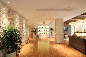 TV o dispositivi per l'intrattenimento presso Guilin O-LIVE Social Hotel -Riverside -Adjacent Elephant Hill -Pedestrian Street-Twin Towers-Mediterranean style