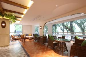 Area soggiorno di Guilin O-LIVE Social Hotel -Riverside -Adjacent Elephant Hill -Pedestrian Street-Twin Towers-Mediterranean style