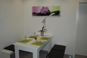 einem weißen Tisch mit zwei Stühlen und einer Blume darauf in der Unterkunft Wohlfühl-Alm in Witra