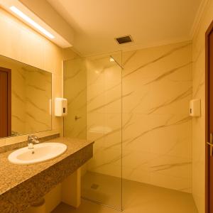 A bathroom at Motel Latino