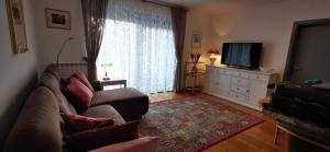 een woonkamer met een bank en een televisie bij Brand New Place in Rovinj