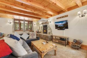 Una sala de estar con un sofá y una chimenea. en WSH1030 - Camp Westwater home, en Tahoma