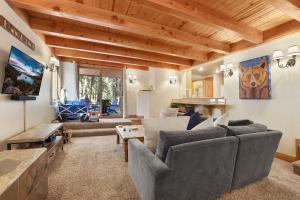 una sala de estar con un sofá y una mesa en WSH1030 - Camp Westwater home, en Tahoma